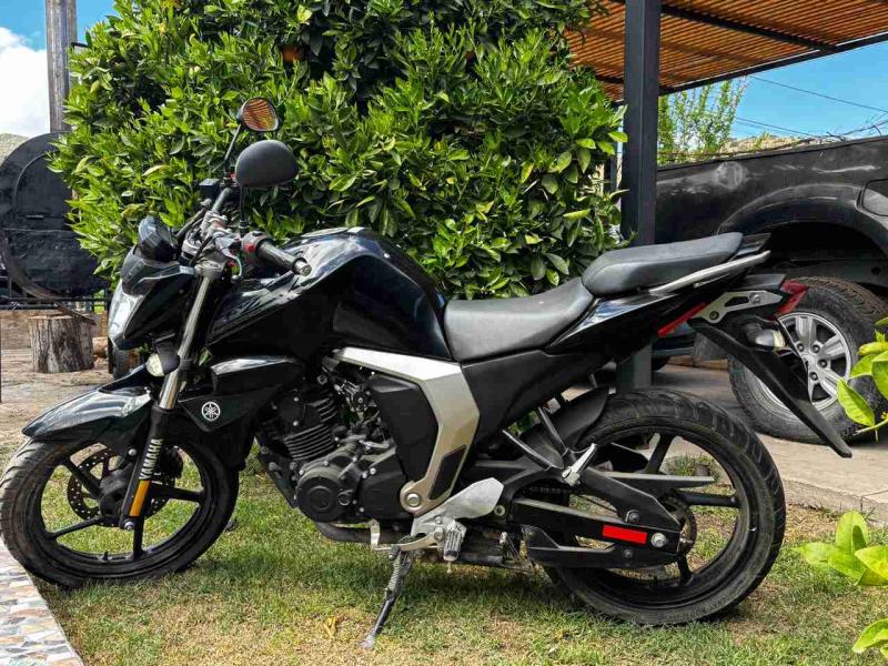 Moto negra deportiva - 1