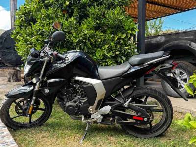 Moto negra deportiva - miniatura 1