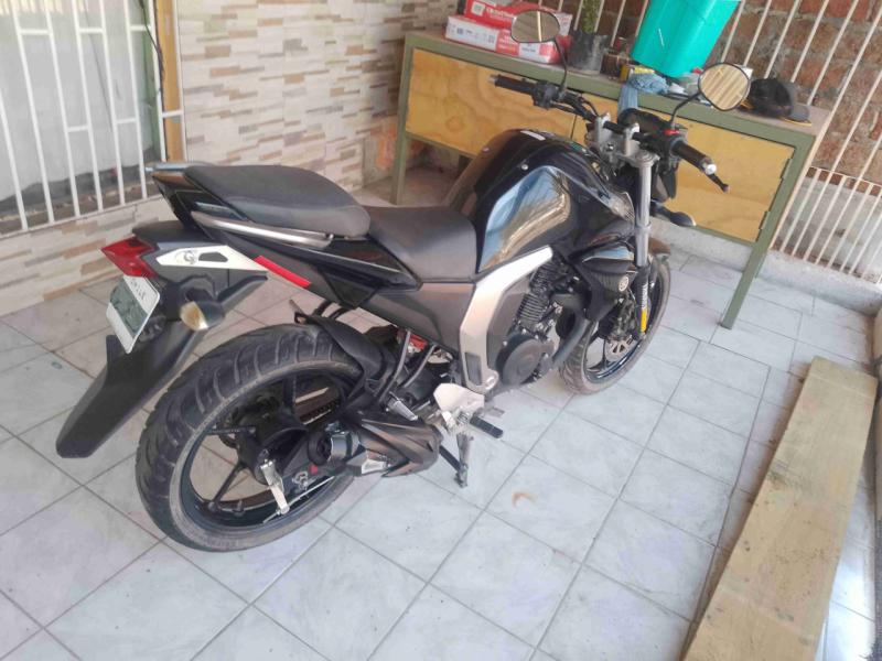 Moto negra deportiva - 3