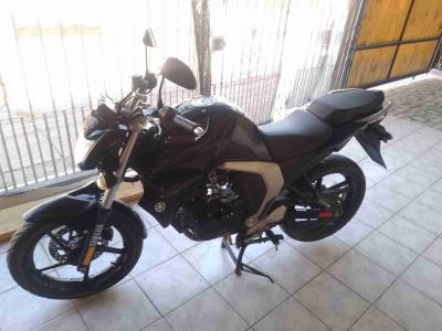 Moto negra deportiva - miniatura 4