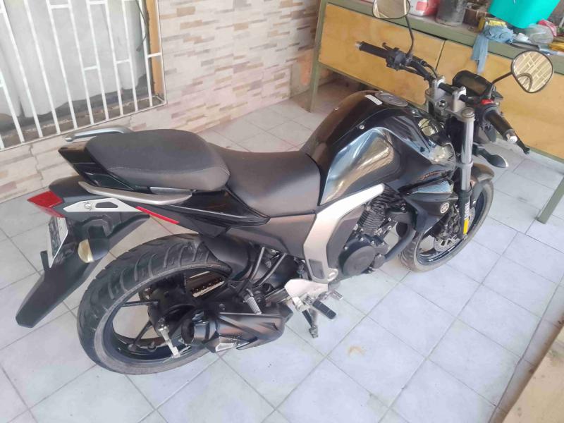 Moto negra deportiva - 5
