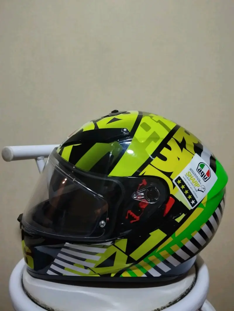 Casco de moto AGV gráfico colorido - 1