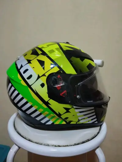 Casco de moto AGV gráfico colorido - miniatura 3