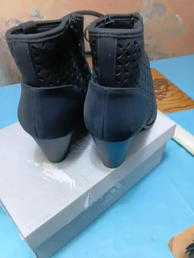 Botines negros con tacón bajo - miniatura 1