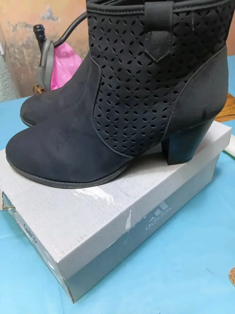 Botines negros con tacón bajo - 2