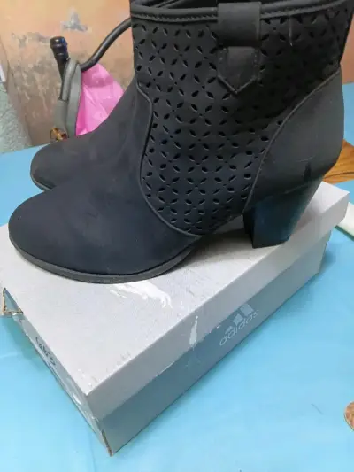 Botines negros con tacón bajo - miniatura 2