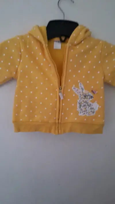 Polerón infantil amarillo con diseño - miniatura 1