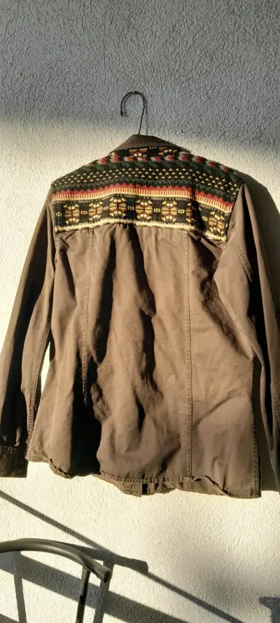 Chaqueta verde musgo bordada - miniatura 4