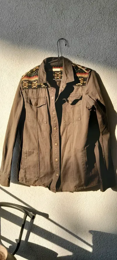 Chaqueta verde musgo bordada - miniatura 5
