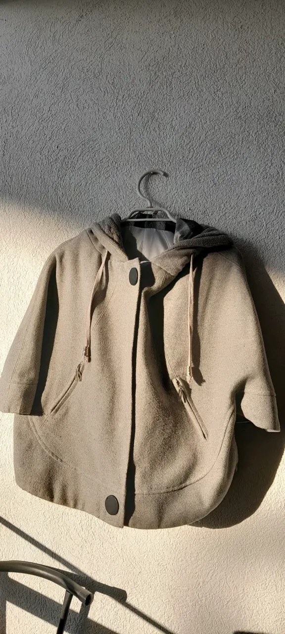Capa gris con capucha y bolsillos - 1
