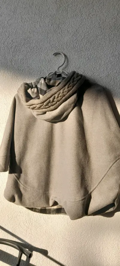 Capa gris con capucha y bolsillos - miniatura 2