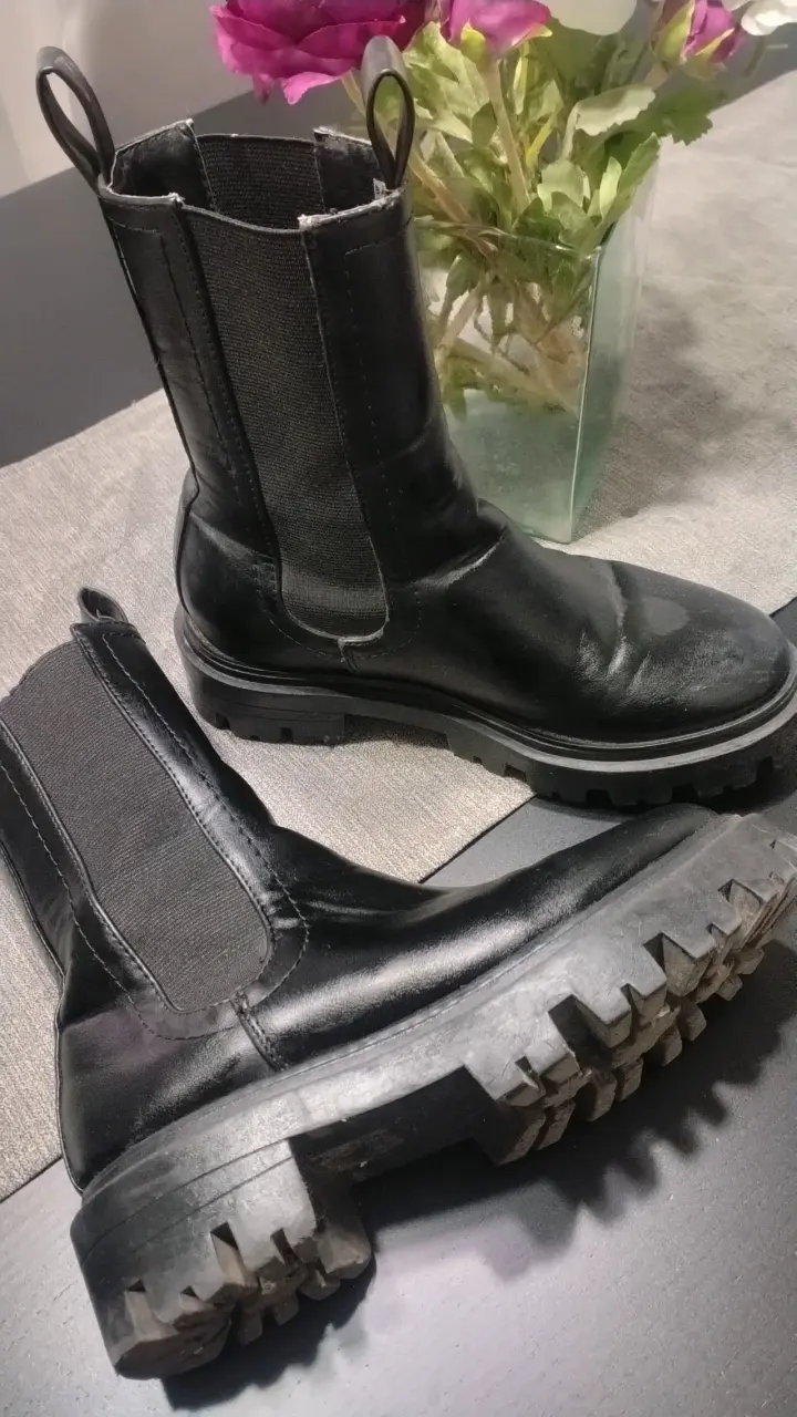 Botines negros de cuero con suela gruesa