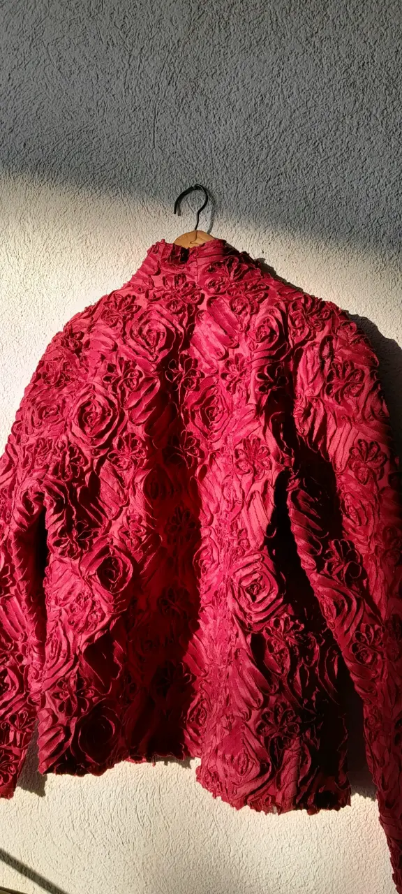 Chaqueta roja de diseño floral - 3