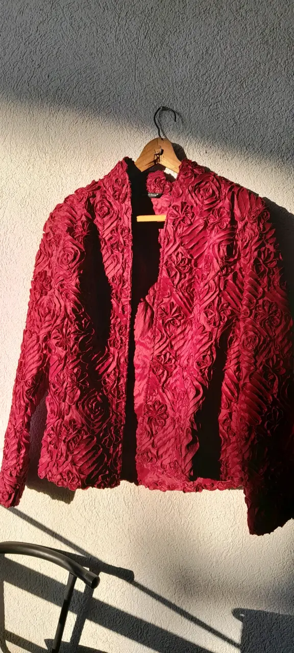 Chaqueta roja de diseño floral - 4