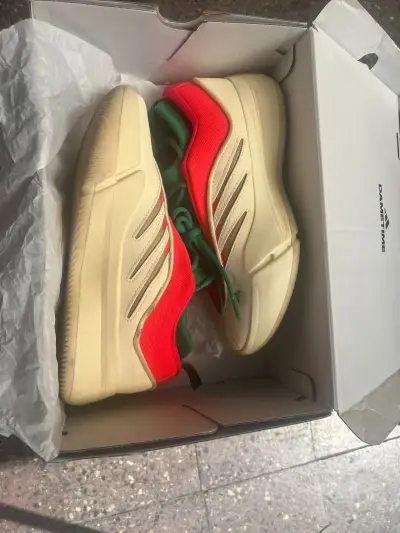 Zapatillas deportivas color crema y rojo - miniatura 1