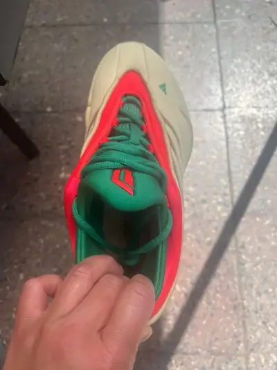 Zapatillas deportivas color crema y rojo - miniatura 2