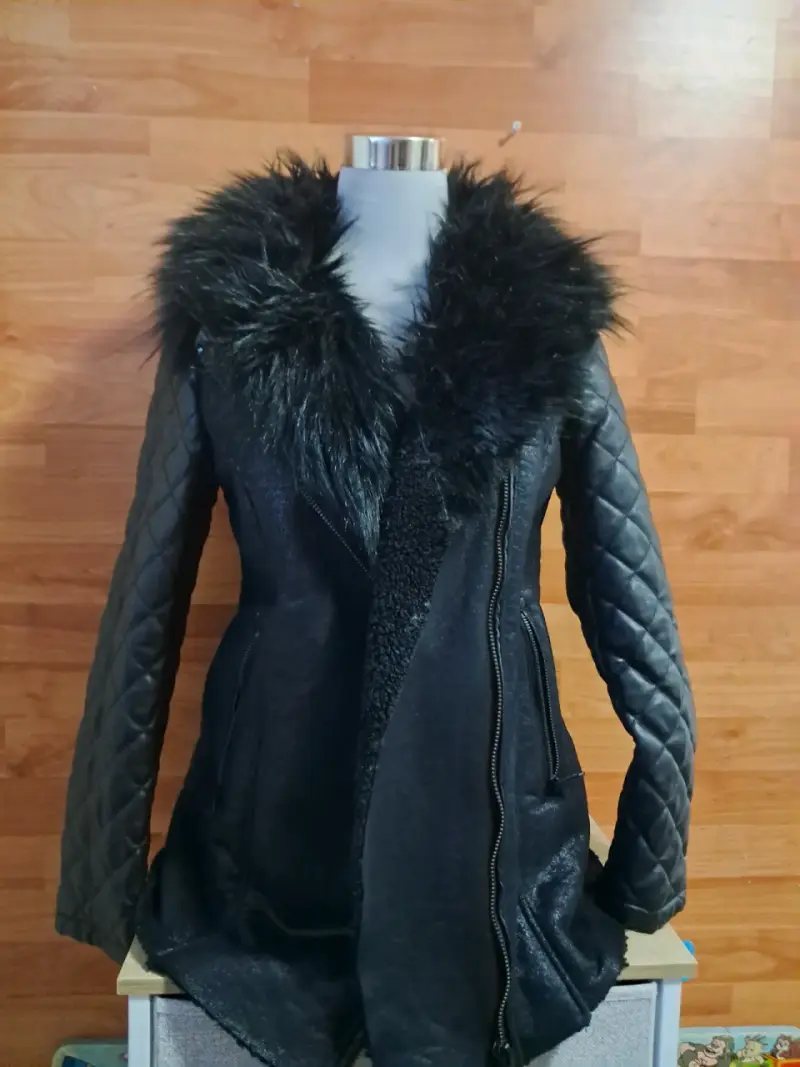 Abrigo negro con cuello de piel