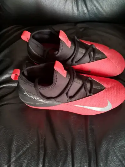 Zapatillas deportivas rojas y negras - miniatura 1