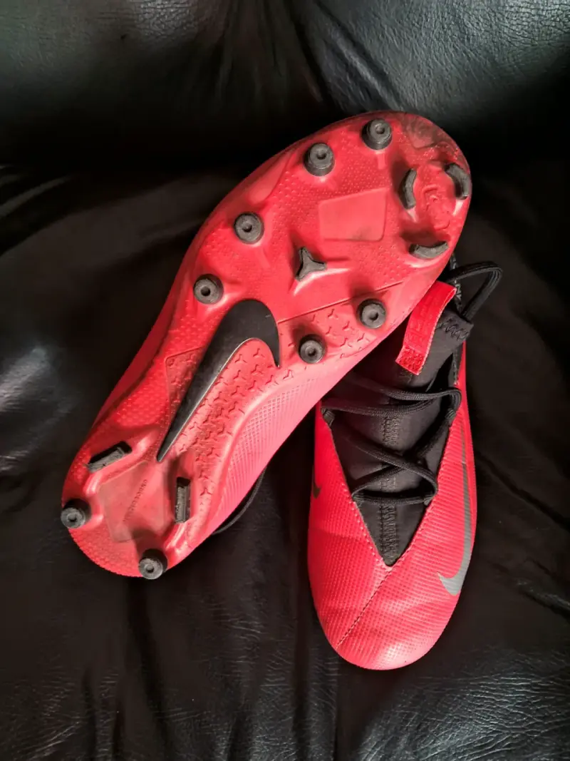 Zapatillas deportivas rojas y negras - 2