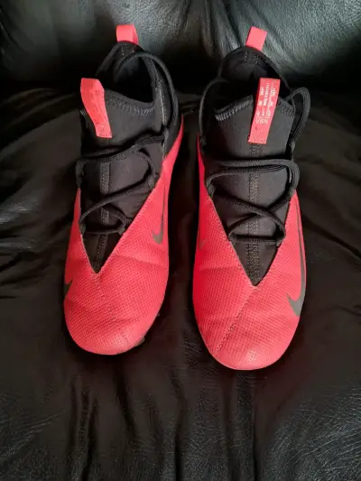Zapatillas deportivas rojas y negras - miniatura 3