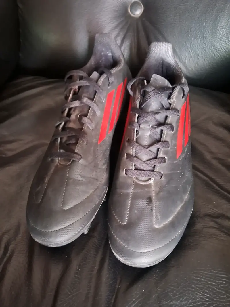 Zapatillas deportivas negras y rojas - 1