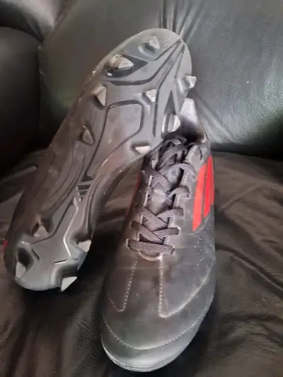 Zapatillas deportivas negras y rojas - miniatura 2