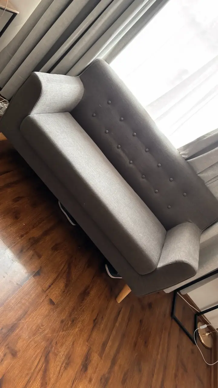 Sofá gris moderno