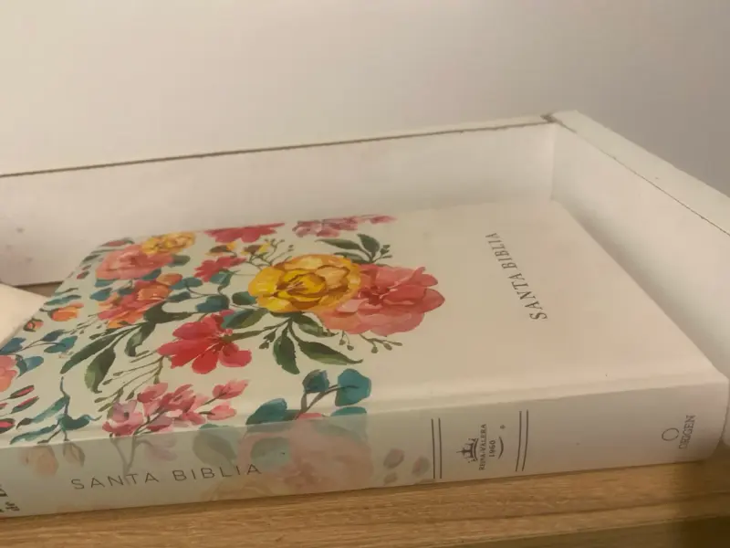 Santa Biblia con tapa floral - 2