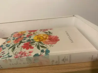 Santa Biblia con tapa floral - miniatura 2