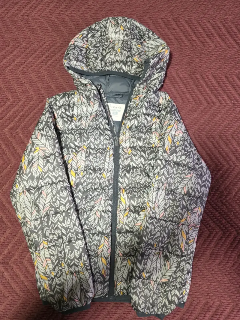 Chaqueta acolchada con capucha gris