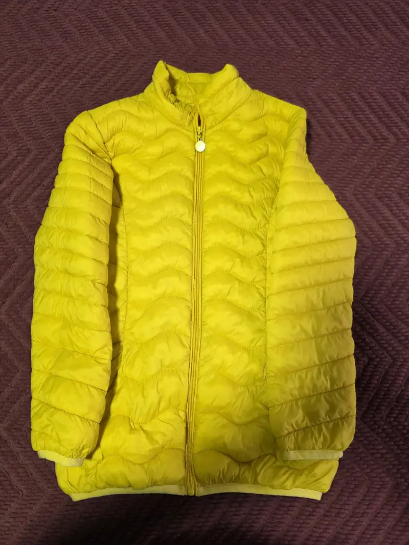 Chaqueta amarilla acolchada