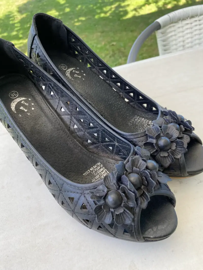Zapatos calados negros con flor - 1