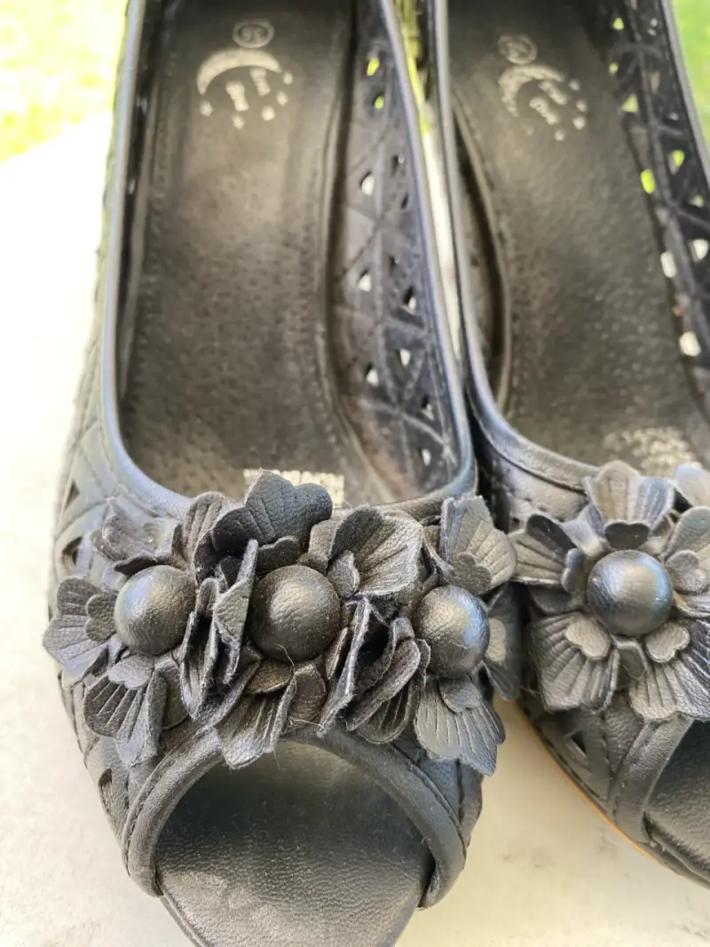 Zapatos calados negros con flor - 3