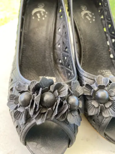 Zapatos calados negros con flor - miniatura 3