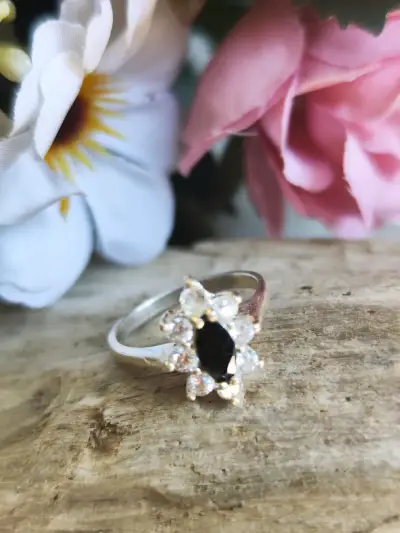 Anillo elegante con piedra negra - miniatura 1