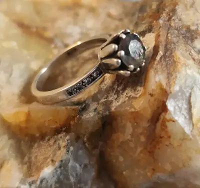 Anillo elegante con piedra negra - miniatura 3