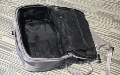 Mochila gris purpuro claro con bolsillos - miniatura 2