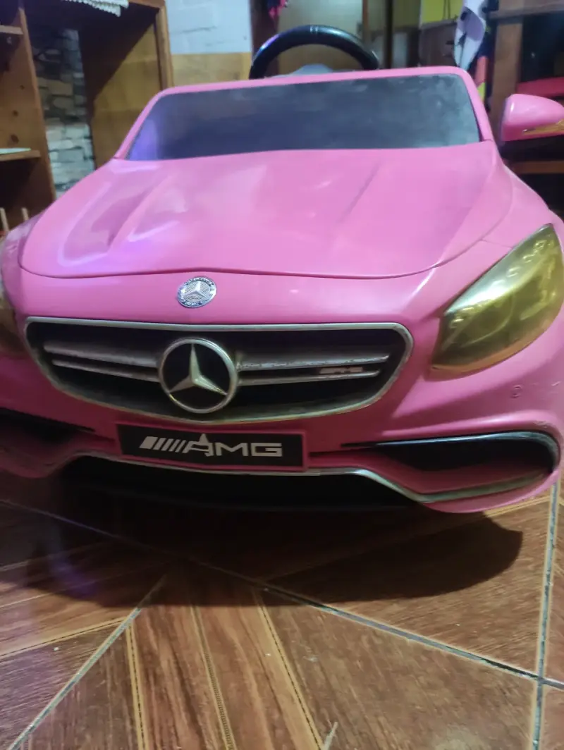 Auto eléctrico infantil rosado AMG - 1