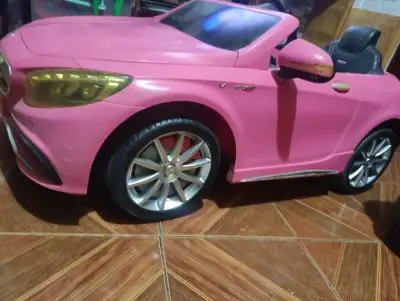 Auto eléctrico infantil rosado AMG - miniatura 2