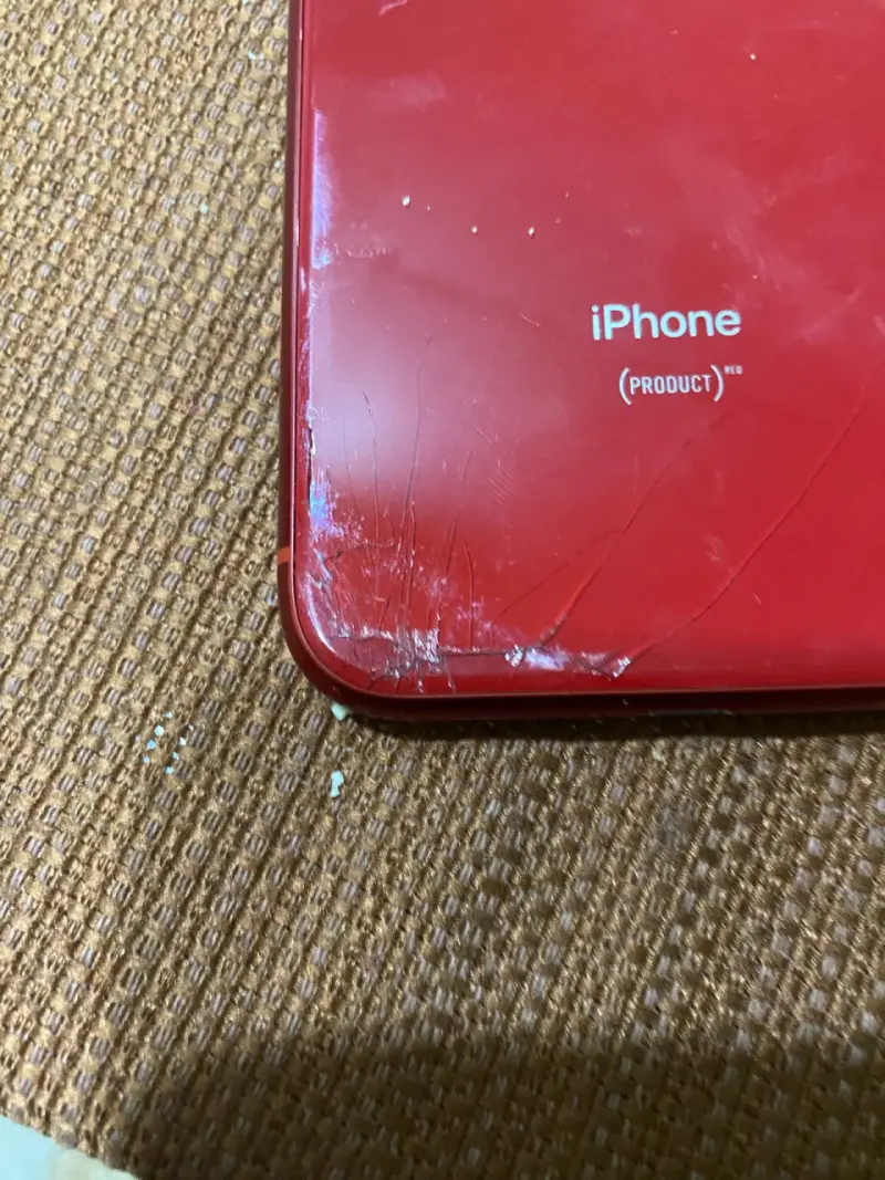 iPhone rojo con detalles - 3