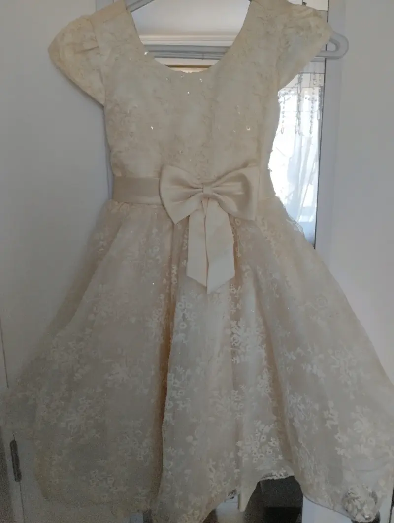 Vestido de niña crema con encaje