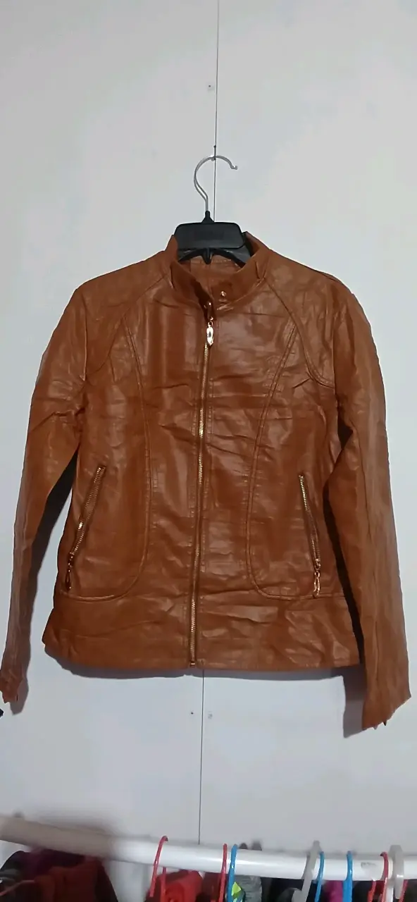 Chaqueta marrón de cuero sintético