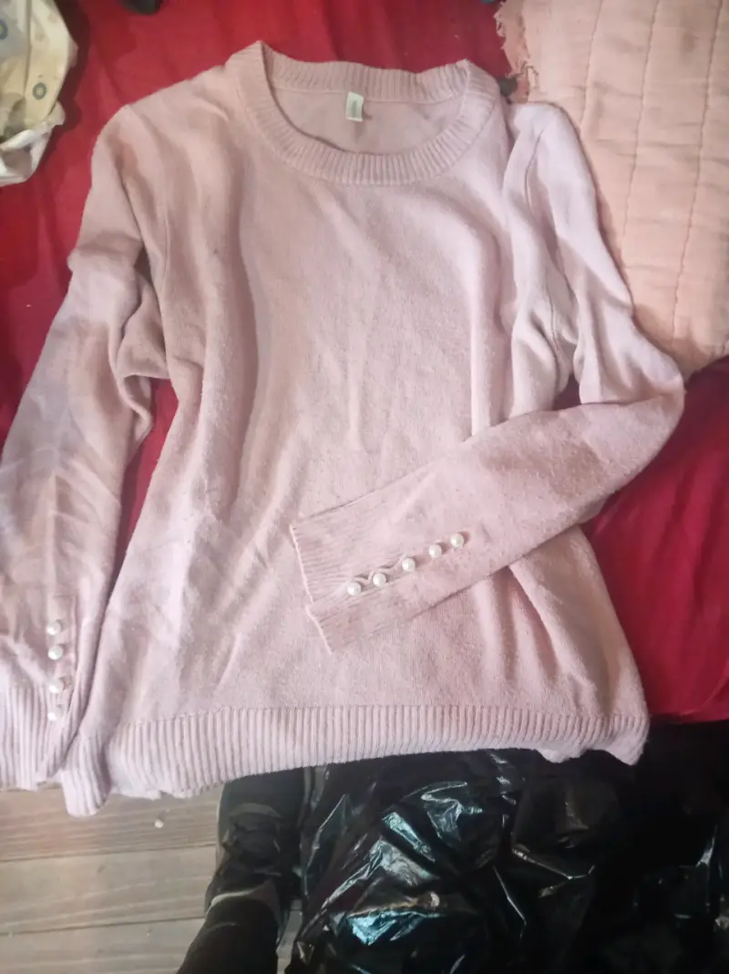 Suéter rosado con botones perla