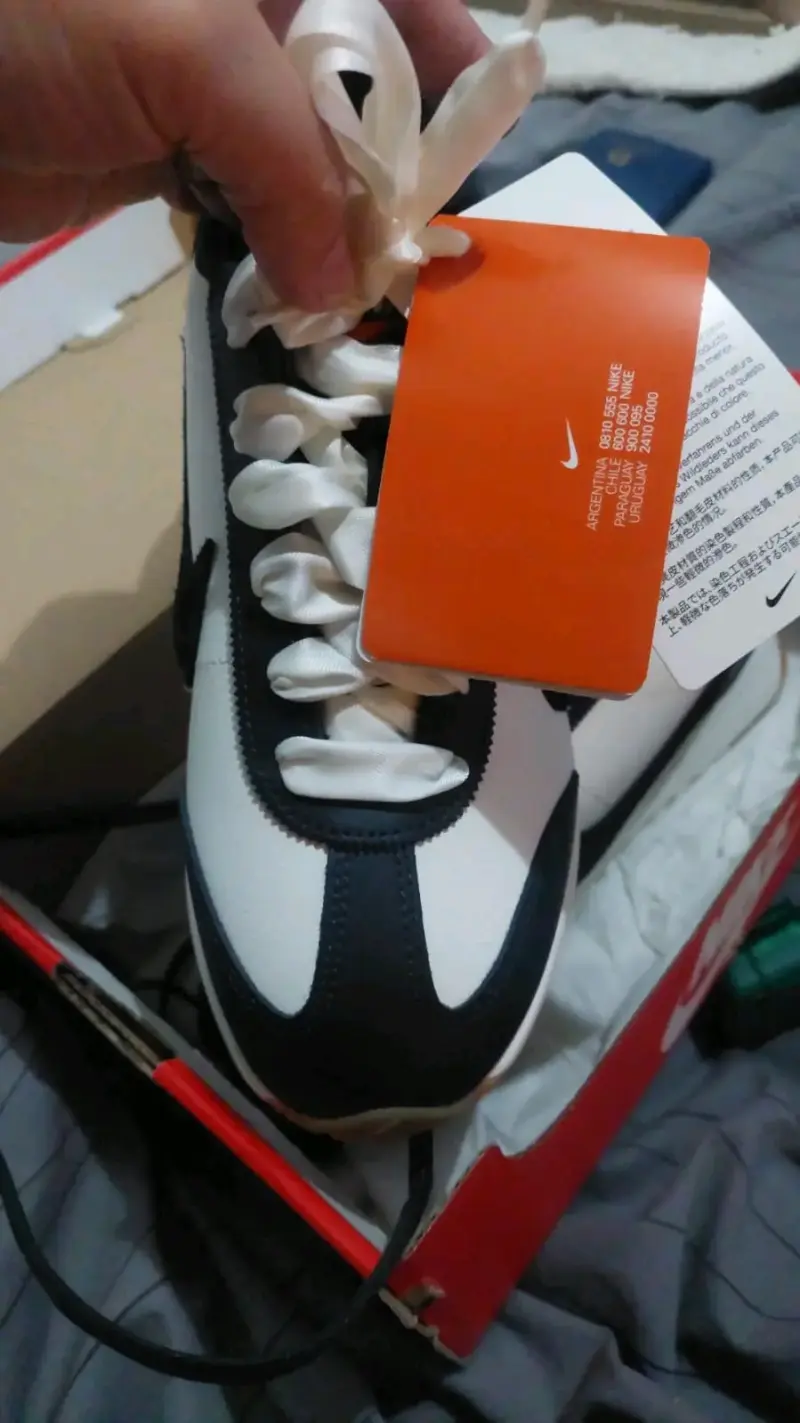 Zapatillas deportivas en blanco y negro - 1
