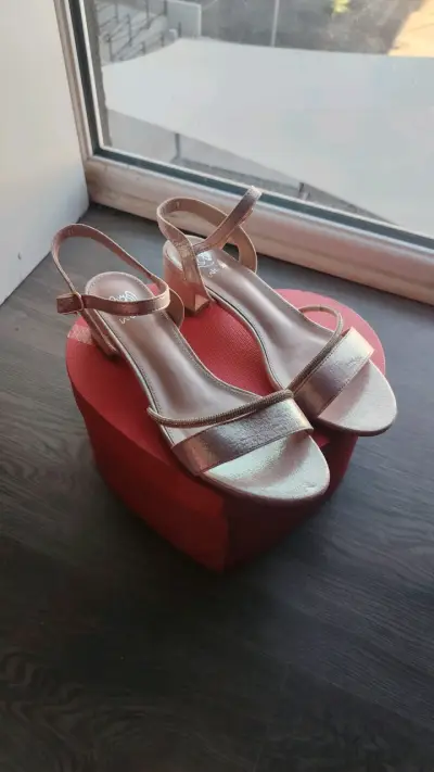 Sandalias doradas de tacón - miniatura 1