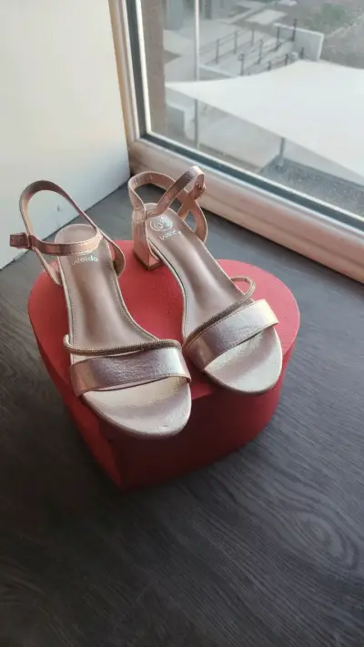 Sandalias doradas de tacón - miniatura 2