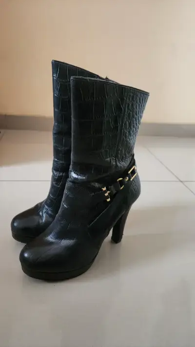 Botines negros con diseño reptil - miniatura 1