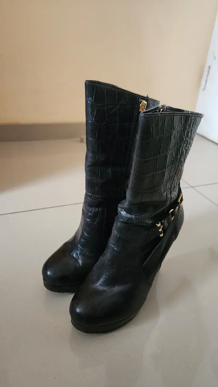 Botines negros con diseño reptil - 2