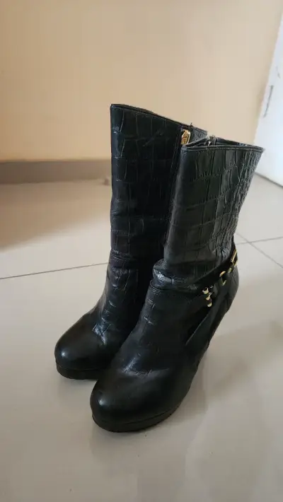 Botines negros con diseño reptil - miniatura 2