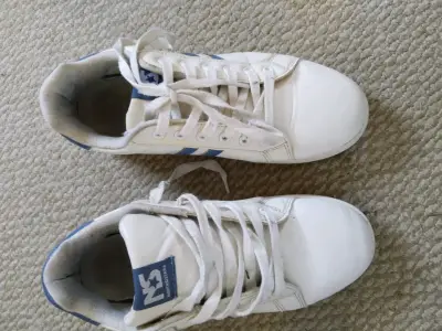 Zapatillas blancas con detalles azules - miniatura 1